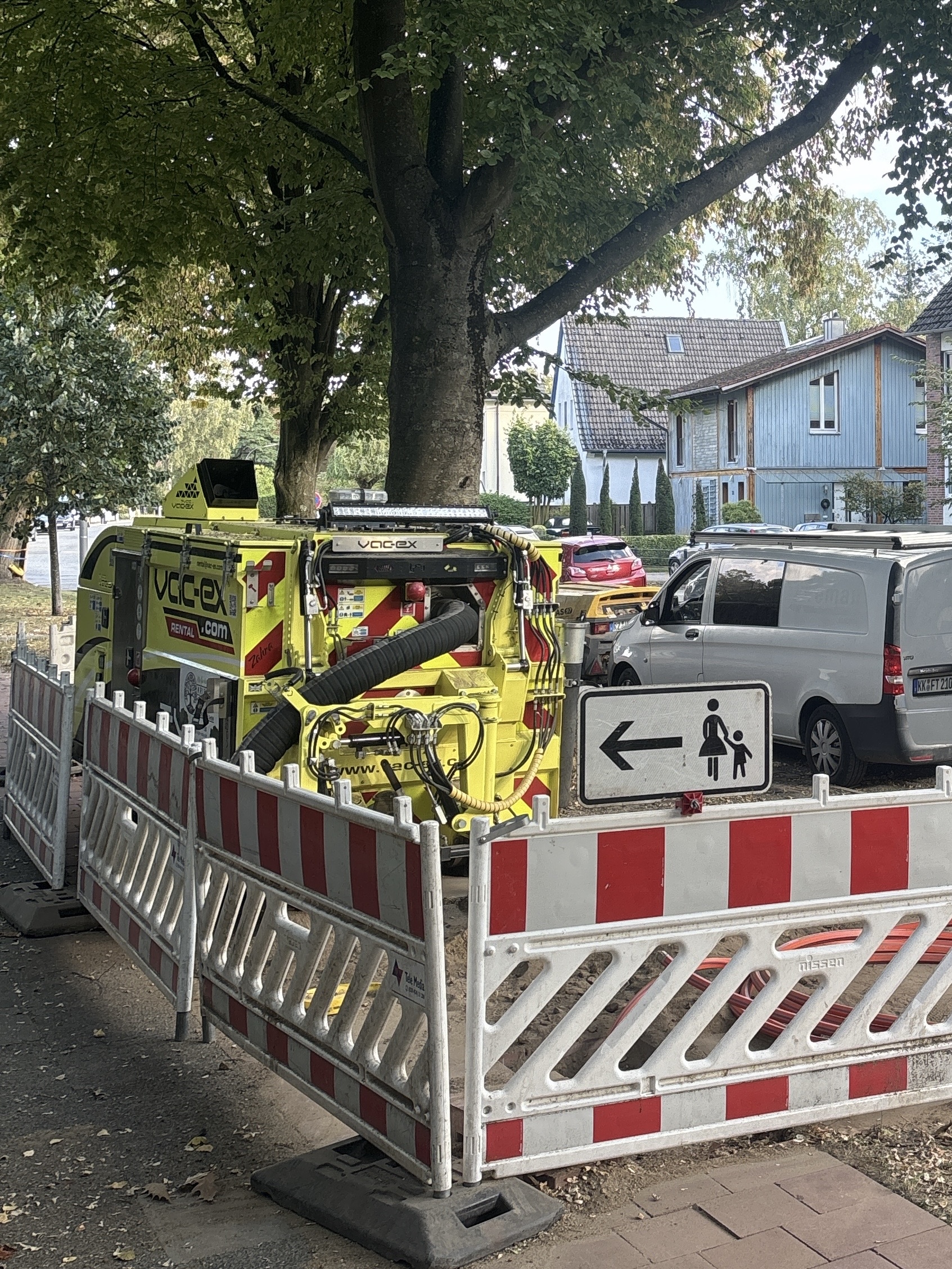 Saugbagger bei der Arbeit im Wurzelbereich